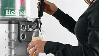 Frisches Bier zapfen - Halten Sie das Glas in einem Winkel von 45 Grad