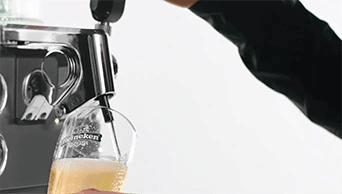 Frisches Bier zapfen - Ziehen Sie am Zapfgriff